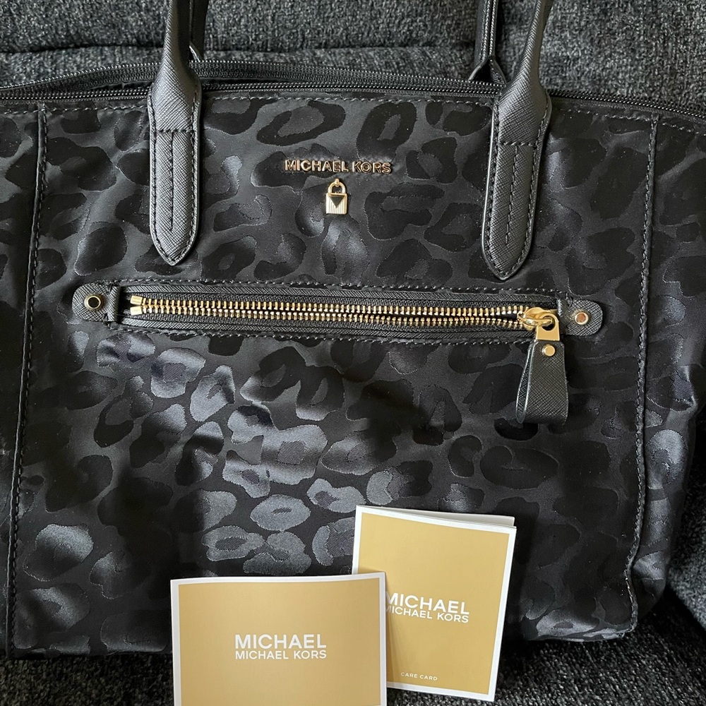 Black Michael Kors shoulder bag with leopard print. Nylon material. Used once.